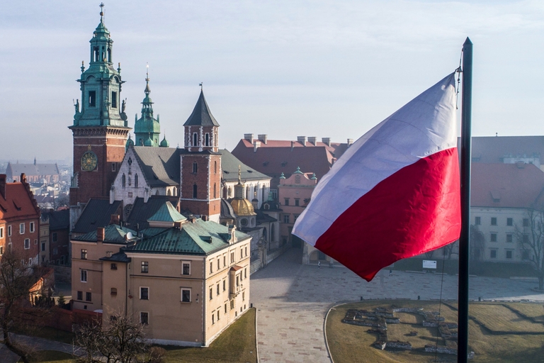 Польский флаг на Вавельском холме в Кракове. Фото: Роберт Нойман / Forum