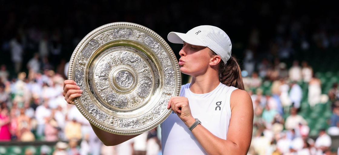Ига Свёнтек с победным трофеем Уимблдона. Фото: Юрген Хазенкопф / imago sport / Forum