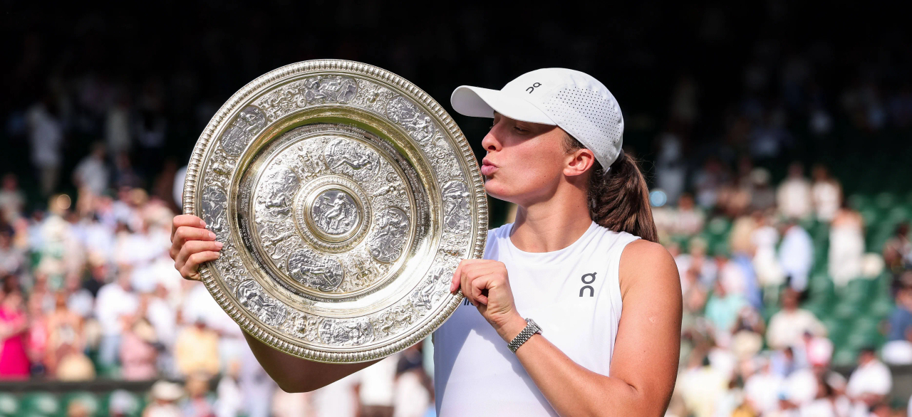 Ига Свёнтек с победным трофеем Уимблдона. Фото: Юрген Хазенкопф / imago sport / Forum
