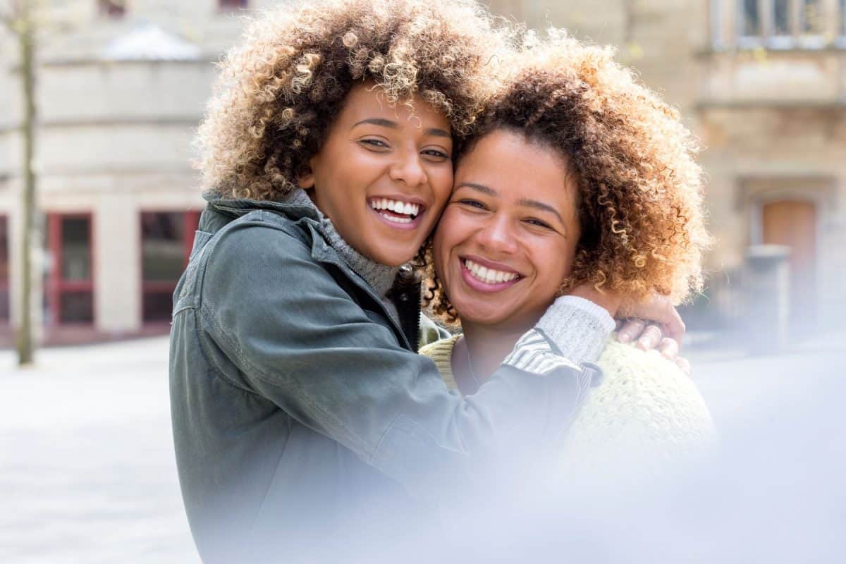 Sister cities. Венесуэльцы друзья обнимаются. Сестрой город. Black friend. Две сестры нигерши обнимаются.