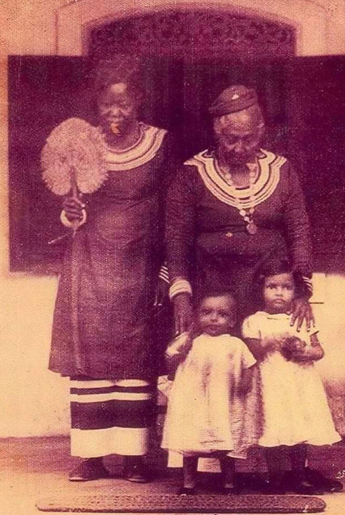 Photo: Baburu Aminaa Fulhu on the left, who was the final first-generation slave of Maldives. Source: Unknown.