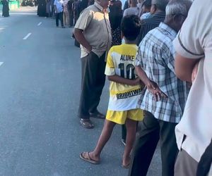 Photo of public queuing up for water bottles from @Alixxath on X.
