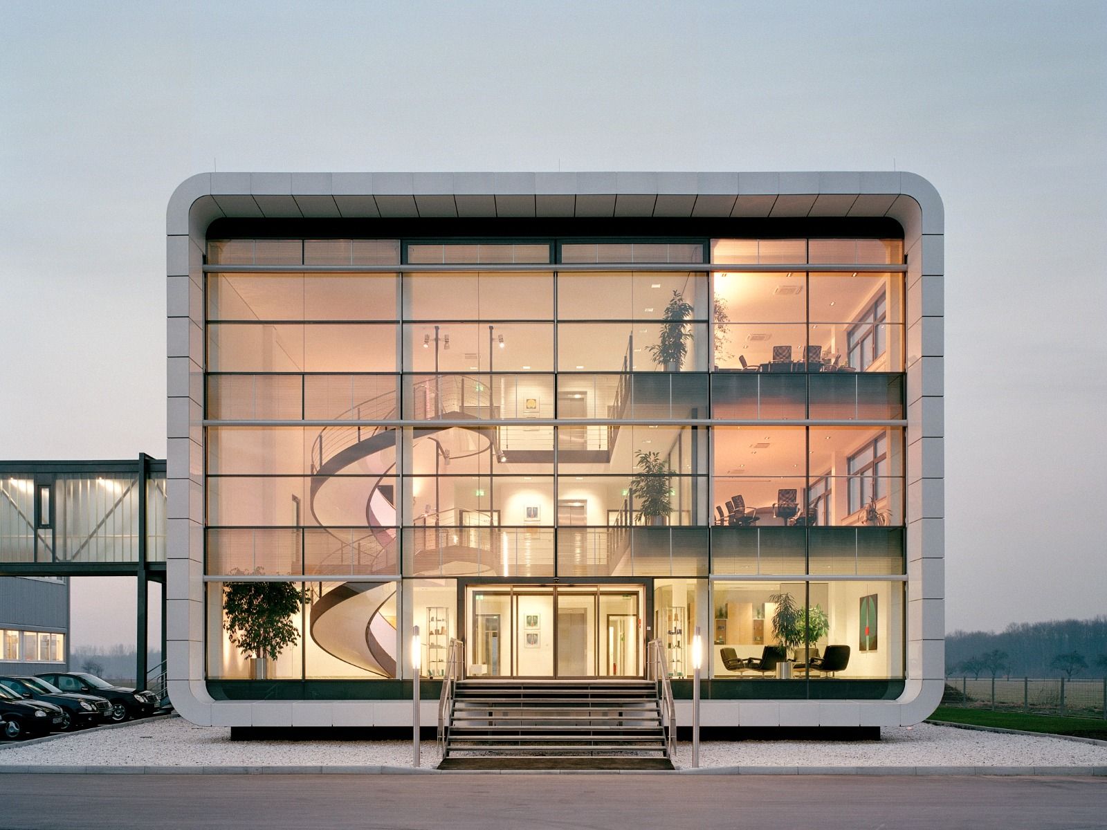 צומחים מתוך אמונה, נשארים עם יוקרה.