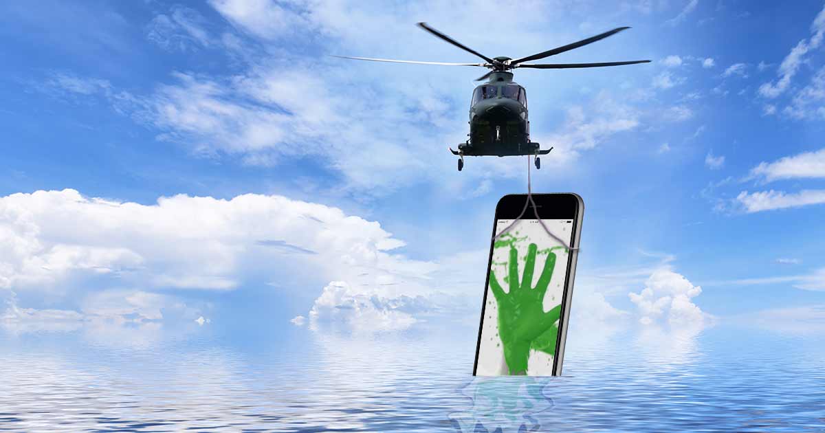 Helicopter zieht Smartphone aus dem Wasser