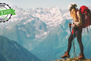 Wander App: Junge blonde Frau mit Wanderausrüstung läuft vor Berglandschaft