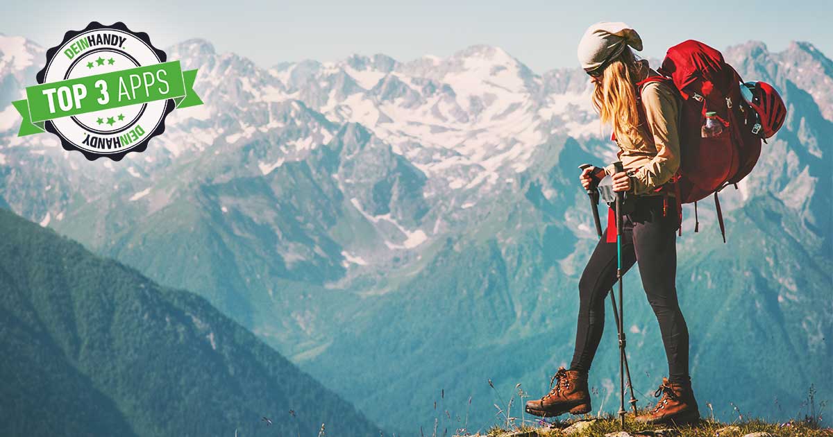 Wander App: Junge blonde Frau mit Wanderausrüstung läuft vor Berglandschaft