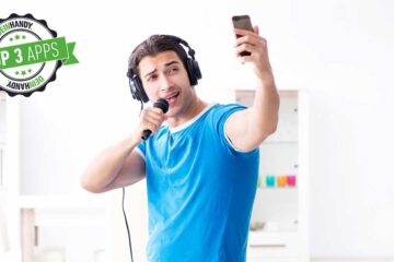 Karaoke App: Mann, der auf sein Smartphone schaut und dabei singt im Mikro