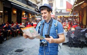 EU Roaming: Tourist mit Handy und Karte