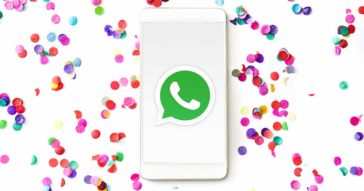 WhatsApp-Geburtstagsgrüße: Handy mit WhatsApp-Logo