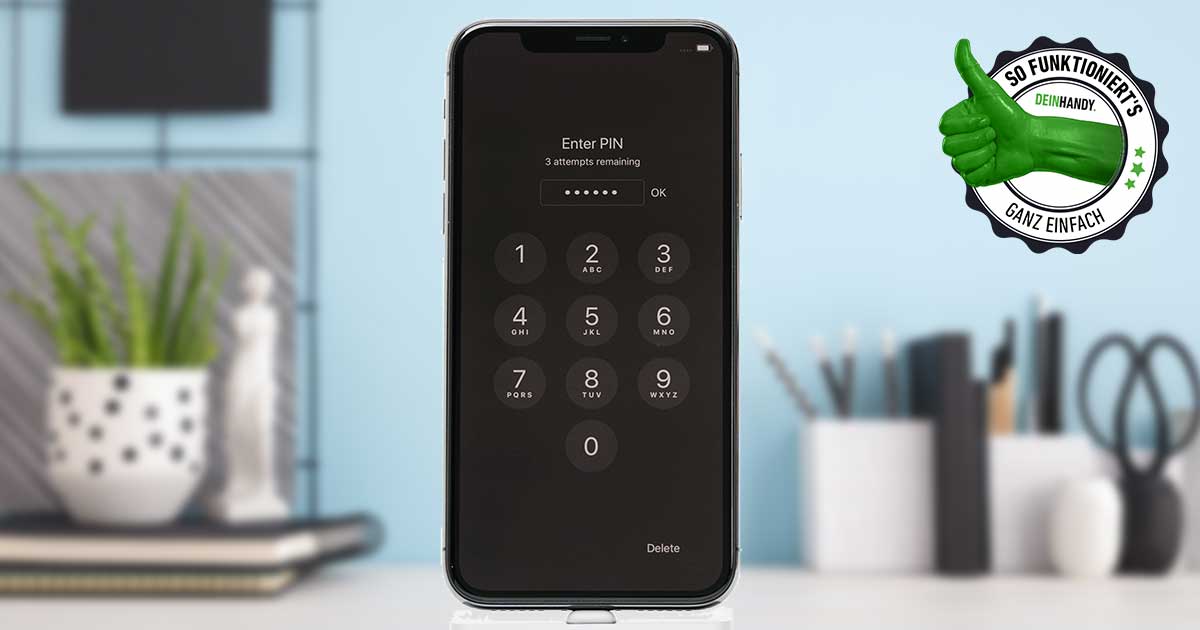 iPhone SIM Pin ändern: iPhone mit Pin, Schreibtisch im Hintergrund