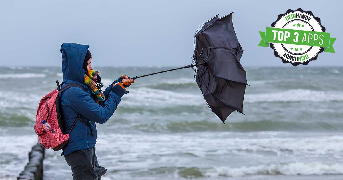 Wind-App: Frau mit Regenschirm im Wind