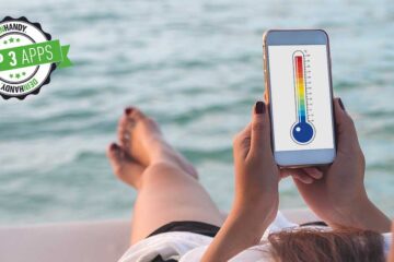 Thermometer-App: Frau mit Handy in der Hand am Meer