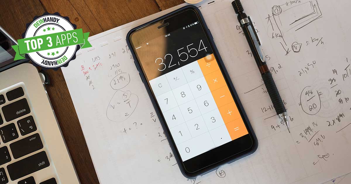 Taschenrechner-App: Handy auf einem Tisch