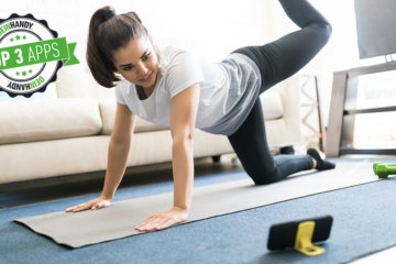 Workout-App: Frau macht ein Homeworkout im Wohnzimmer