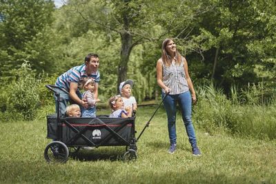 Der faltbare Bollerwagen WagonPro Premium mit Off-Road Räder für unebenen Untergrund.