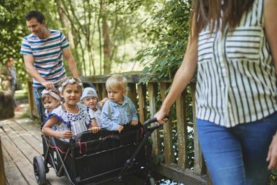 Der faltbare Bollerwagen WagonPro mit einem praktischen Schiebegriff, einer Zugstange und Platz für 4 Kinder kann ohne Anstrengung bewegt werden.