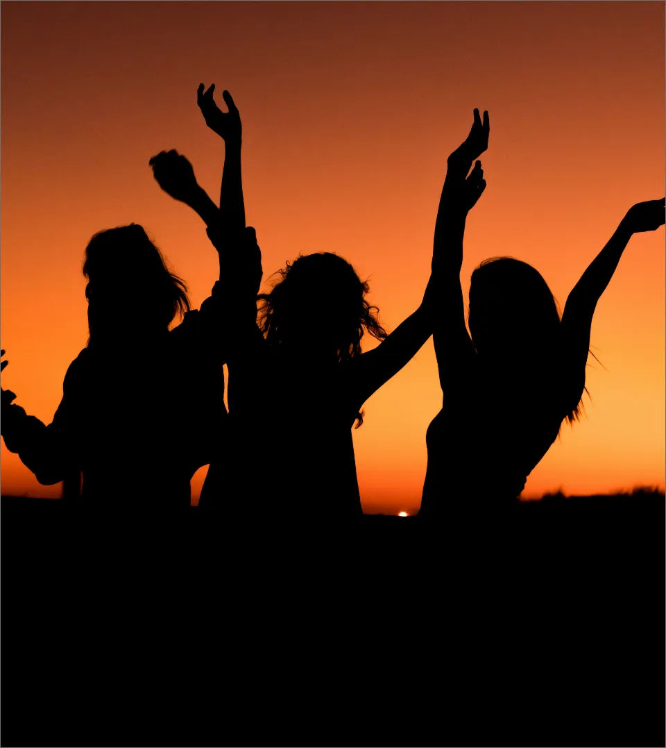 mahiki dancers at night