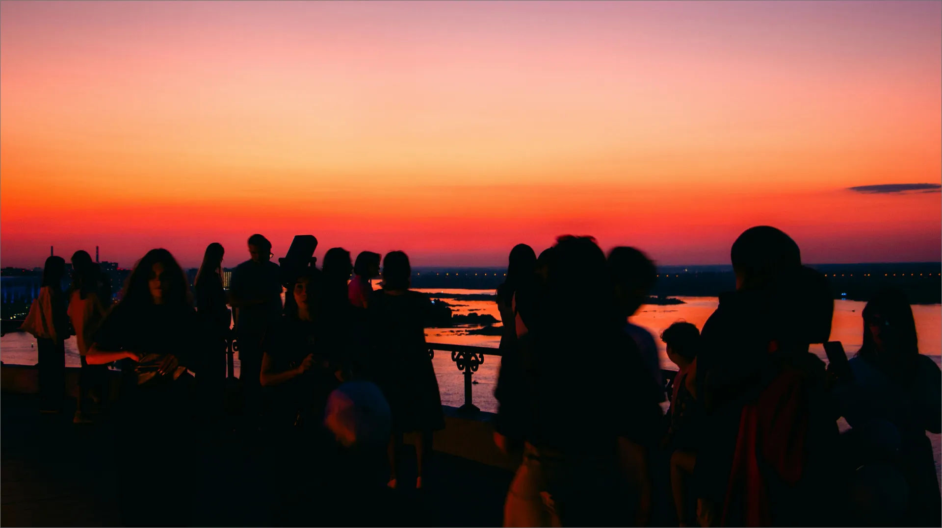 mahiki experience part at sunset