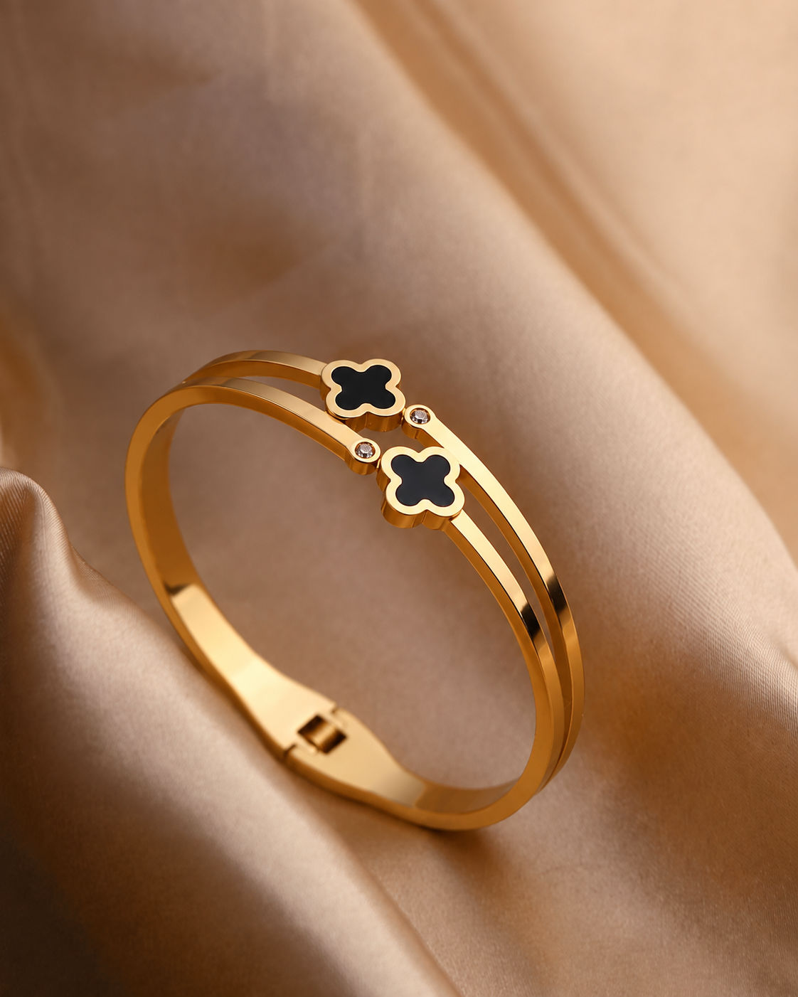 Kada Style Noir Clover Bangle