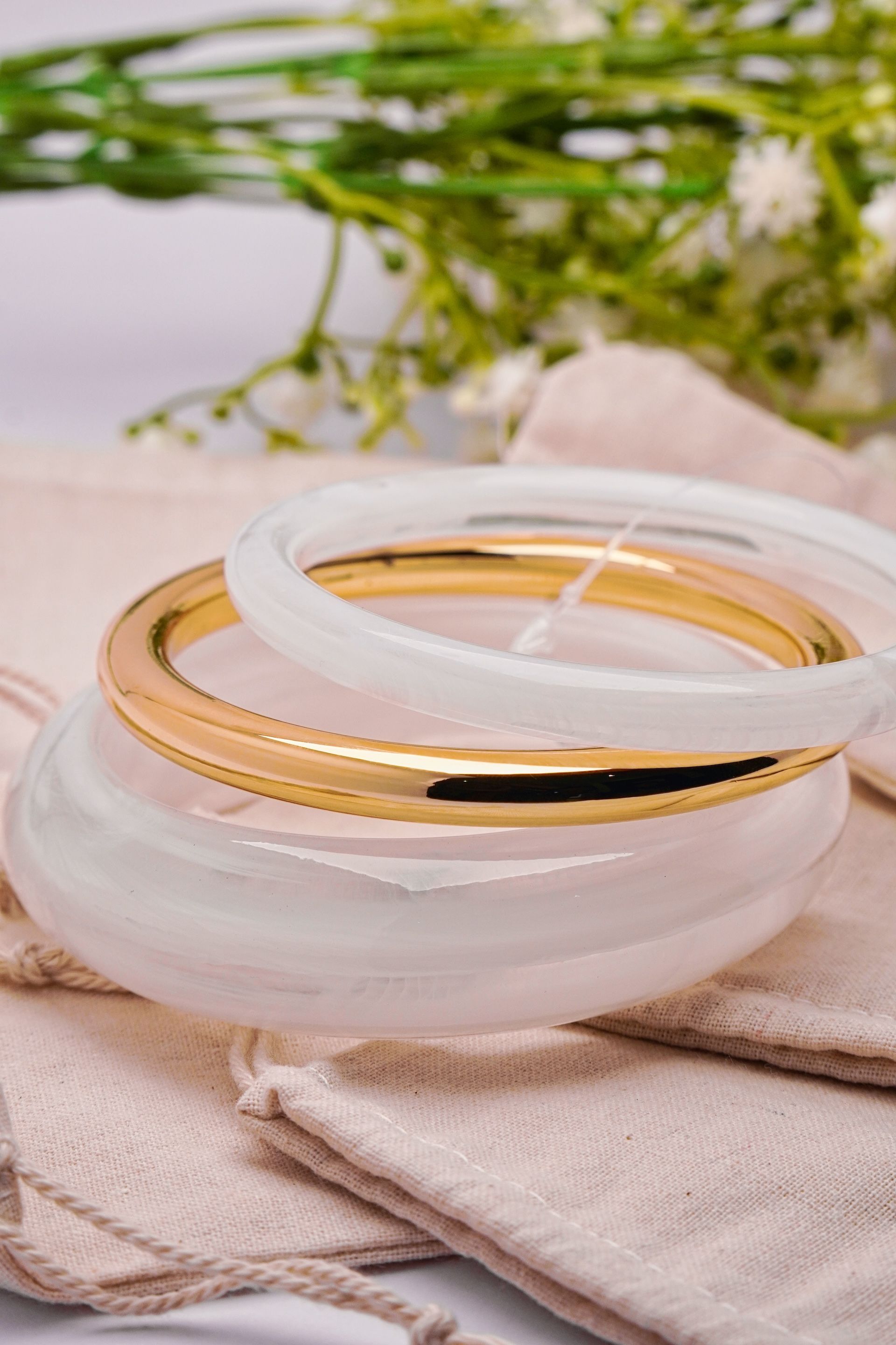 Frosted White & Gold Resin Bangle Set