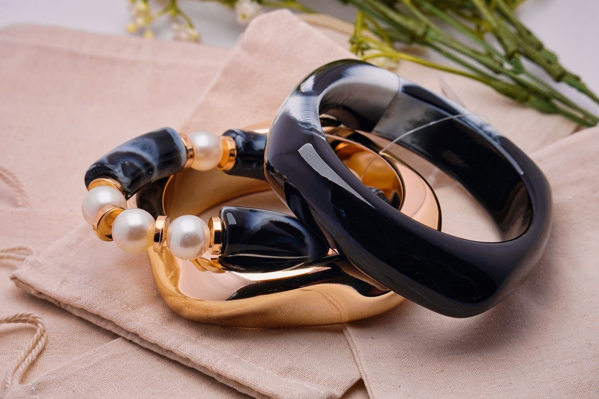 Black Resin Pearl Accent Bangle Set