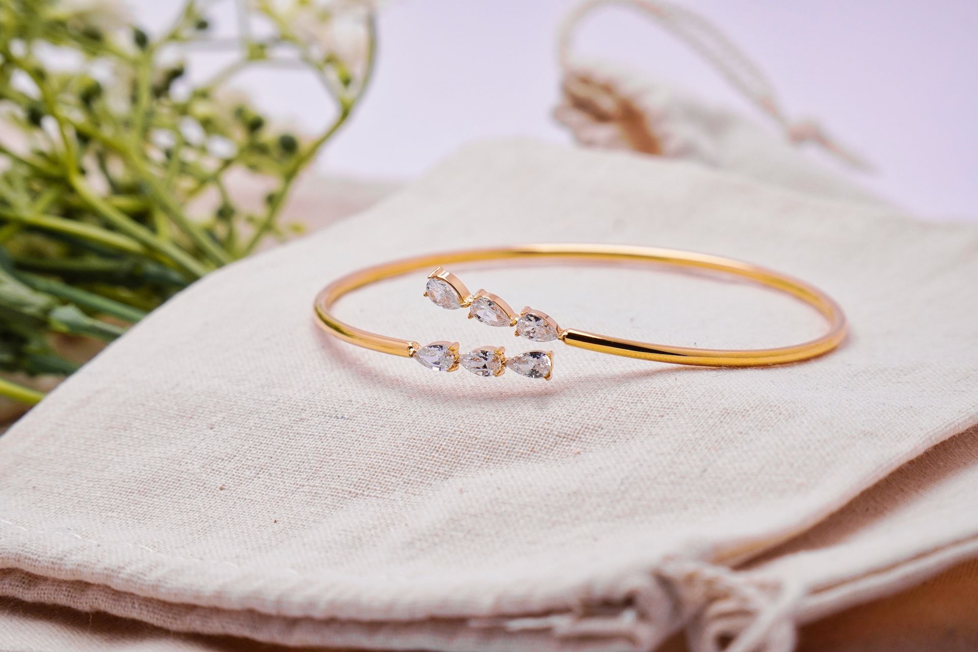 Pear-Cut Leaf Open Bangle