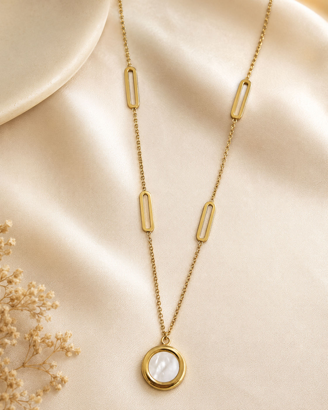 Geometric Link Round Pendant Necklace