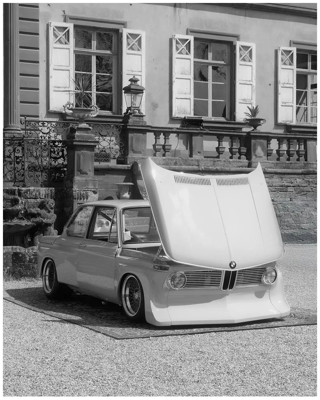 Black and white photo of a BMW at Allklusiv 2K25 – Momentum.raw photography