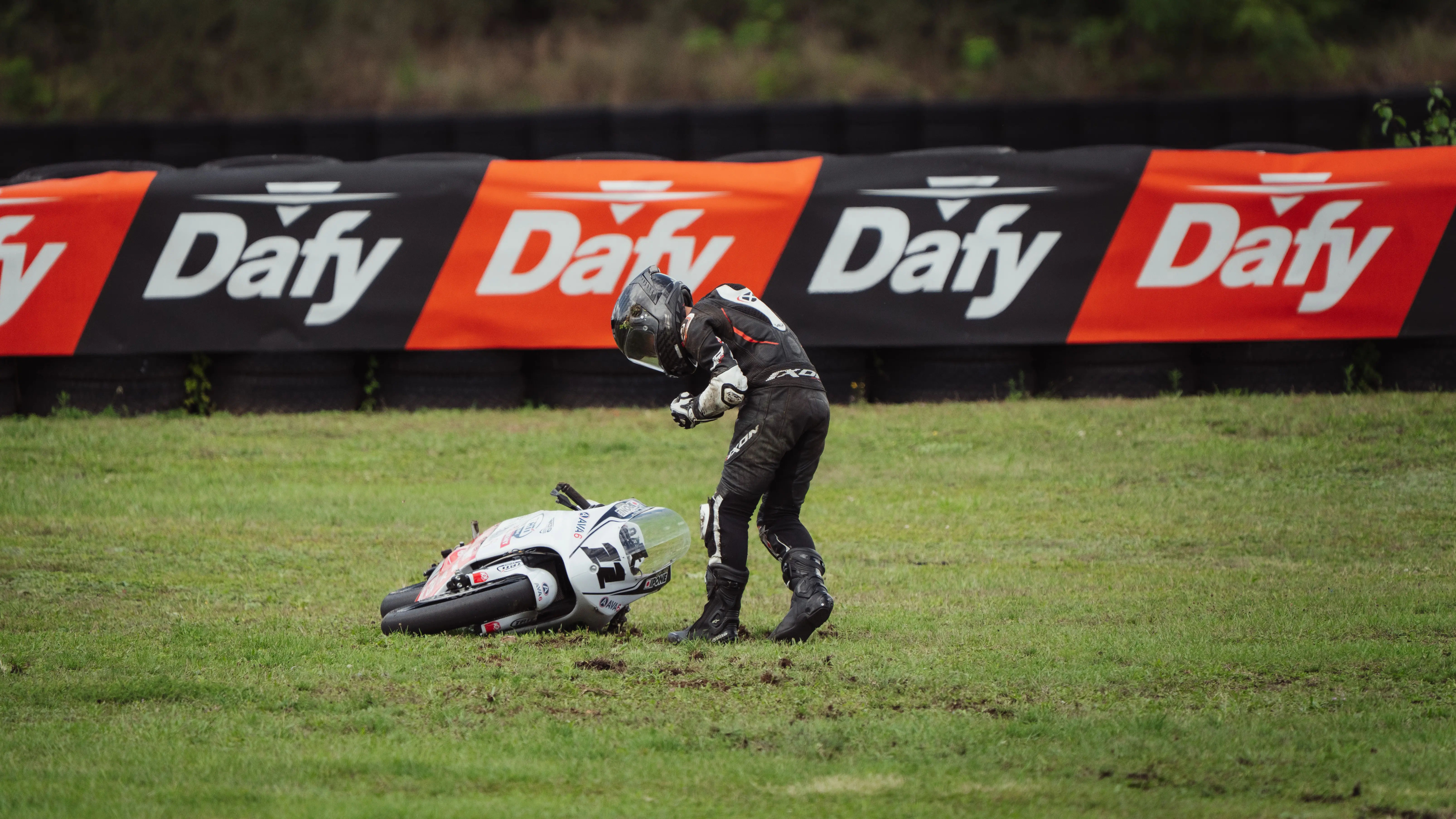 FSBK — Anneau du Rhin : pilote après une chute — France Superbike