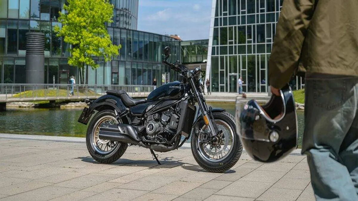 CFMoto apresenta 450CL-C AMT: cruiser clássica com câmbio automático