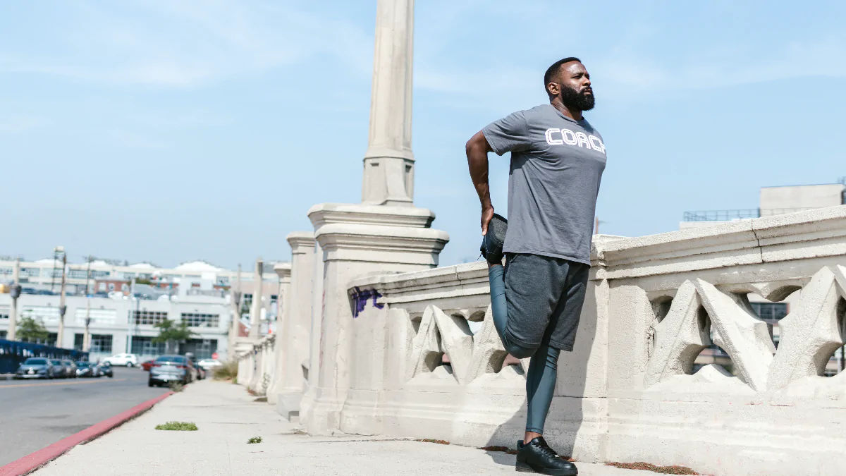 Homem fazendo alongamento para viajar de moto