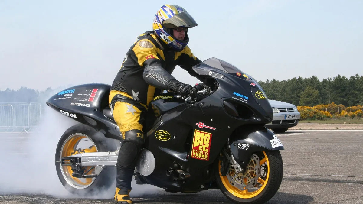 Homem acelerando e acionando os freios da moto