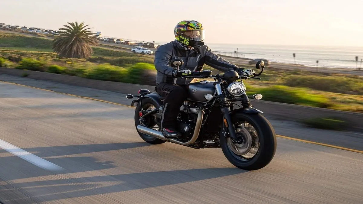 Triumph Bobber 2026 tem nova versão com mais tecnologia