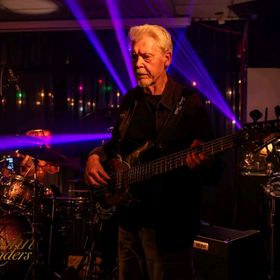 Lou Kuiper (Bass)