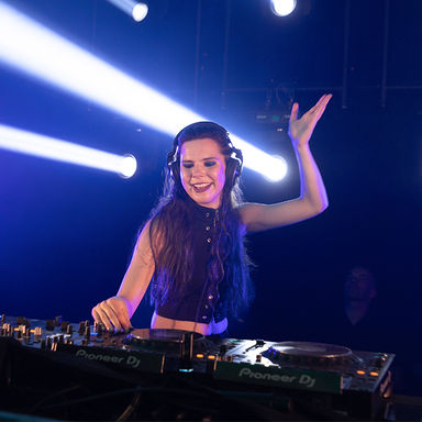 DJ-opener voor Amber Broos dankzij KBC en Bolero @ Waagnatie