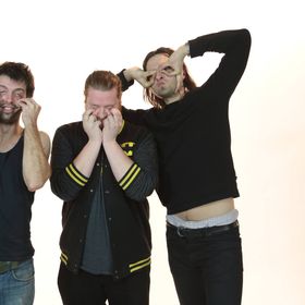 From left to right: Lukas Melville (drums), Benjamin Caroyez (guitar, vocals), Thomas Stadnicki (guitar, vocals)