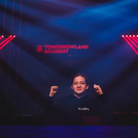 Tomorrowland Academy 2024 - Carré 