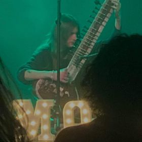 Live de Indische Sitar bespelen in Kavka, Antwerpen 