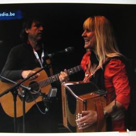 Hilde Frateur met Peter Van Eyck met lied"Amnesty International" op "Recht op recht", Groenplaats Antwerpen 