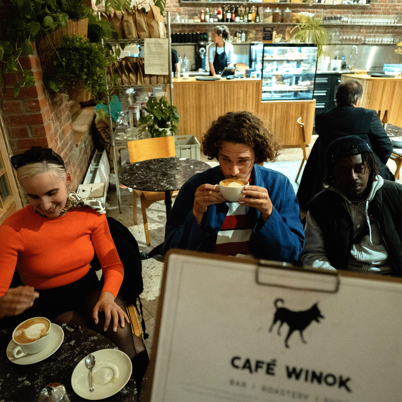 maxime, arnout en jay in café winok © tuguldur delgerzaya