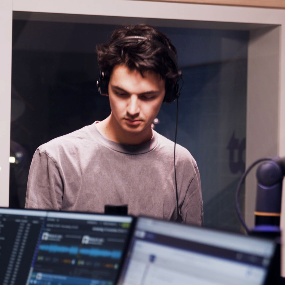 Dj Vision: Andromedik