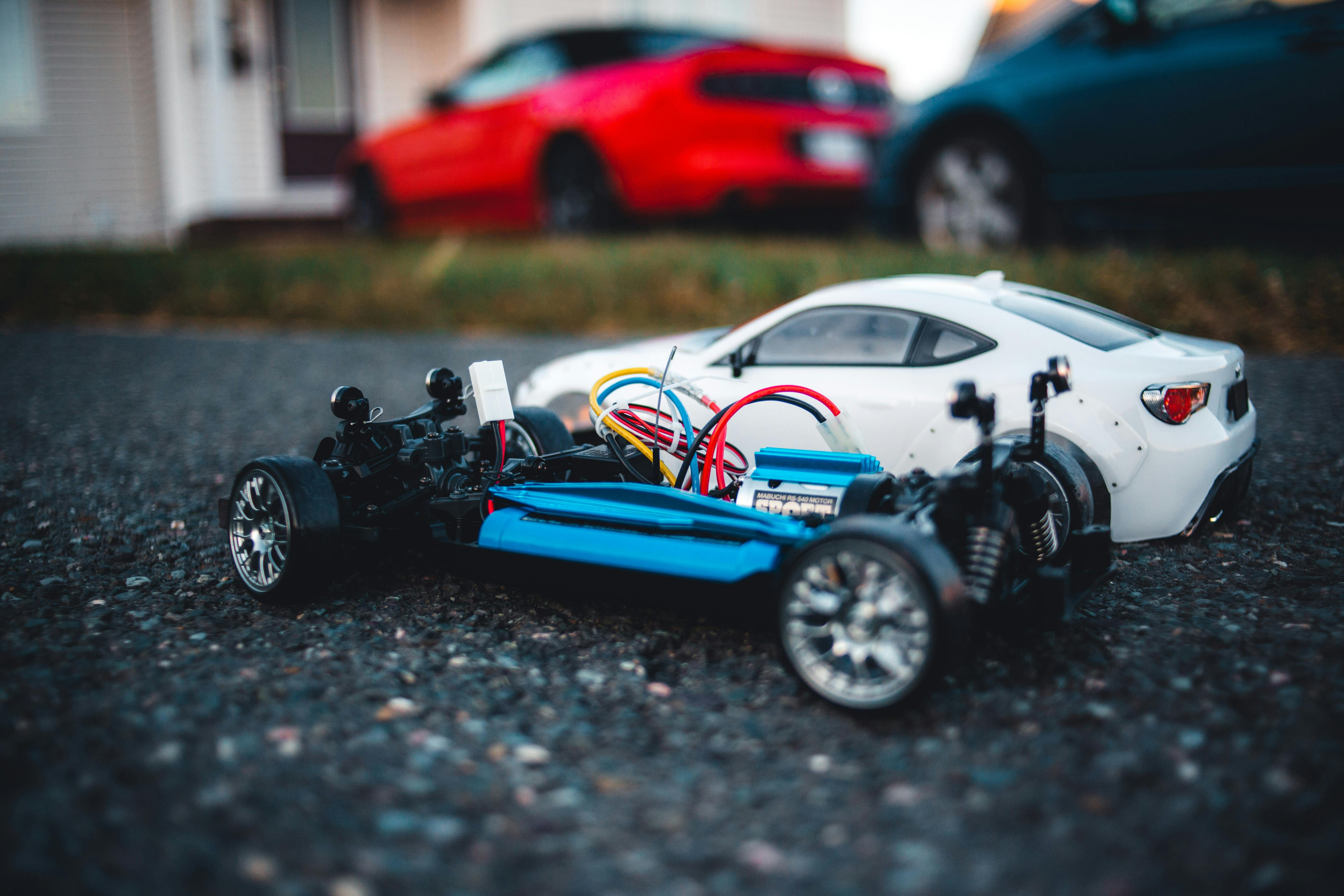 Best 1:18 and 1:24 Diecast Cars 2025: Premium Collector’s Guide