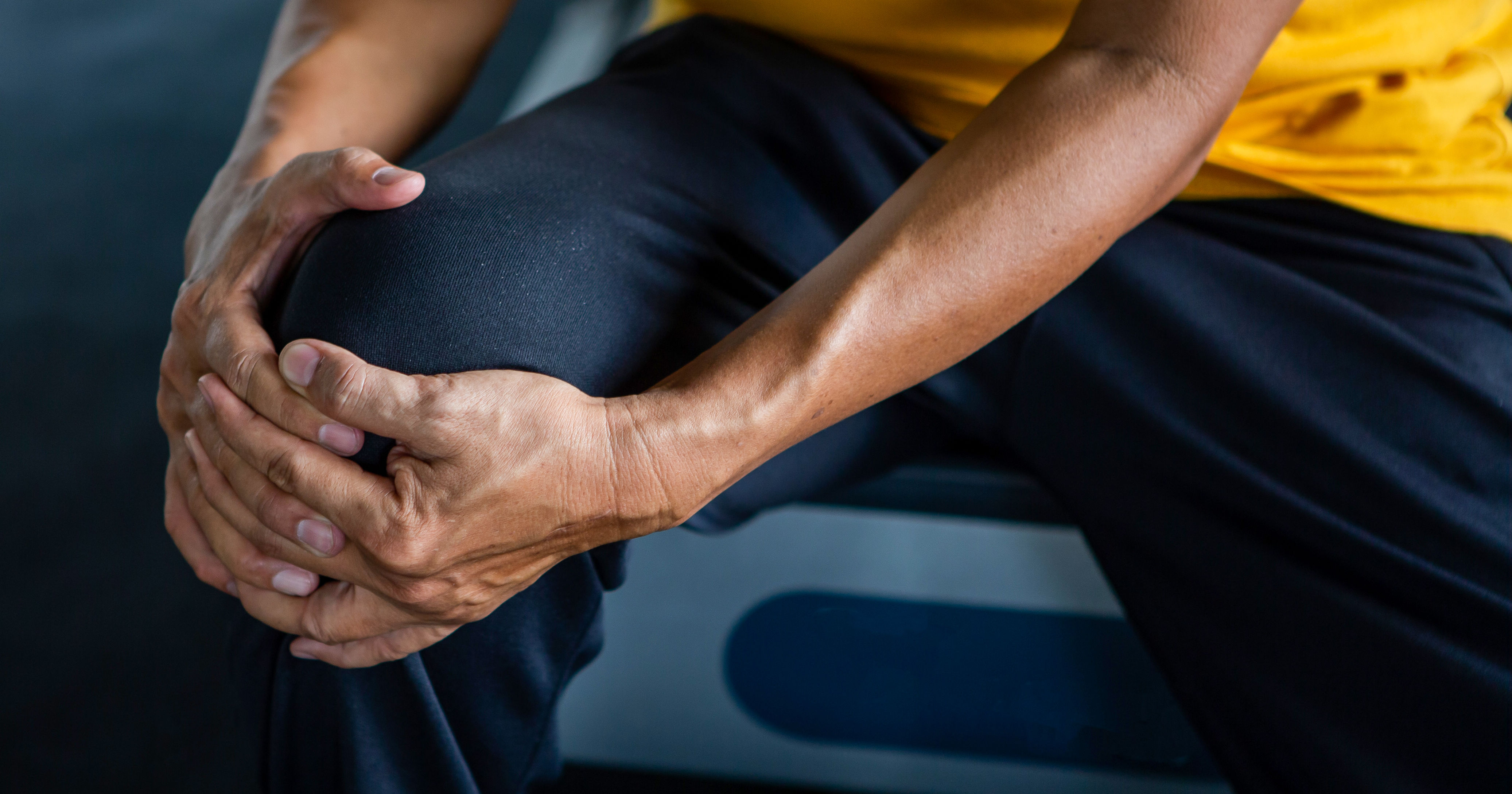 Senior asian sport man injury knee pain  sitting o