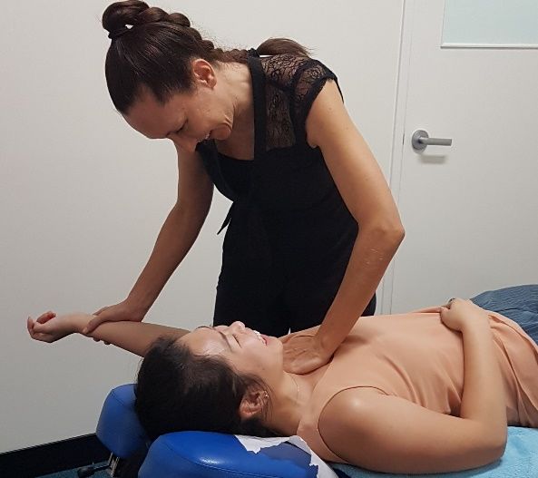 Dr. Linda Schiller provides chiropractic care to woman in Joondalup, Perth