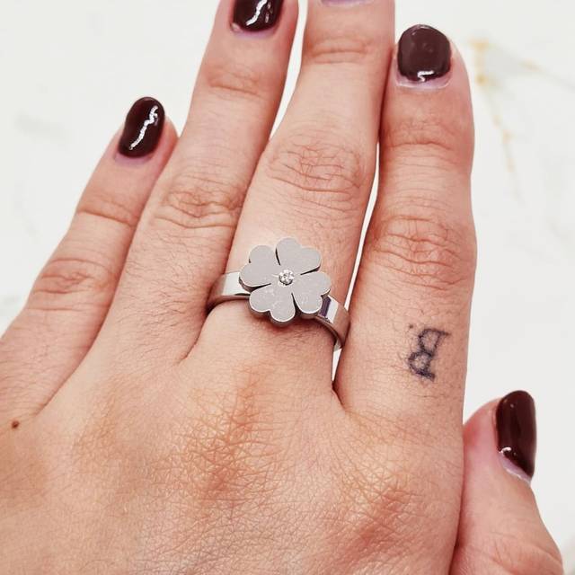 ANILLO CON FORMA Y STRASS BLANCO - TREBOL
