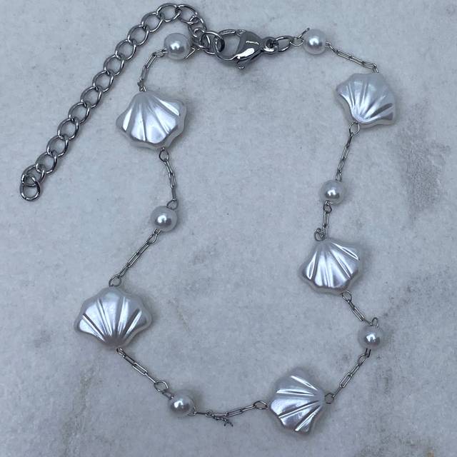PULSERA FINA CON PERLAS FORMA ALMEJA