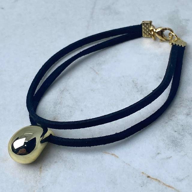 PULSERA ACERO DORADO DOBLE GAMUZA NEGRA CON GOTA INFLADA
