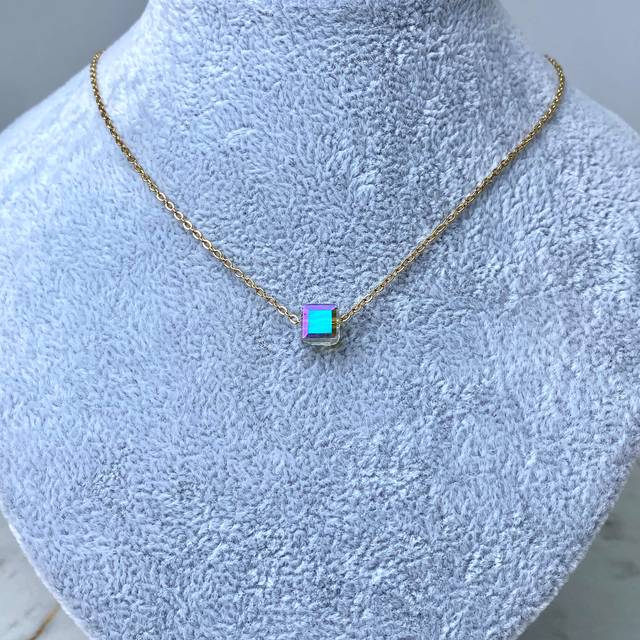 COLLAR ACERO DORADO PASANTE - CRISTAL CUADRADO TORNASOL OSCURO