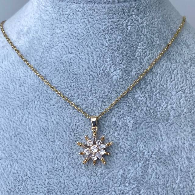 COLLAR ACERO DORADO - SOL CON MICROCRISTALES