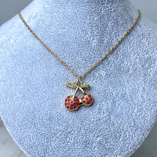 COLLAR ACERO DORADO - CEREZA GRANDE CON MICROCRISTALES ROJOS Y VERDES